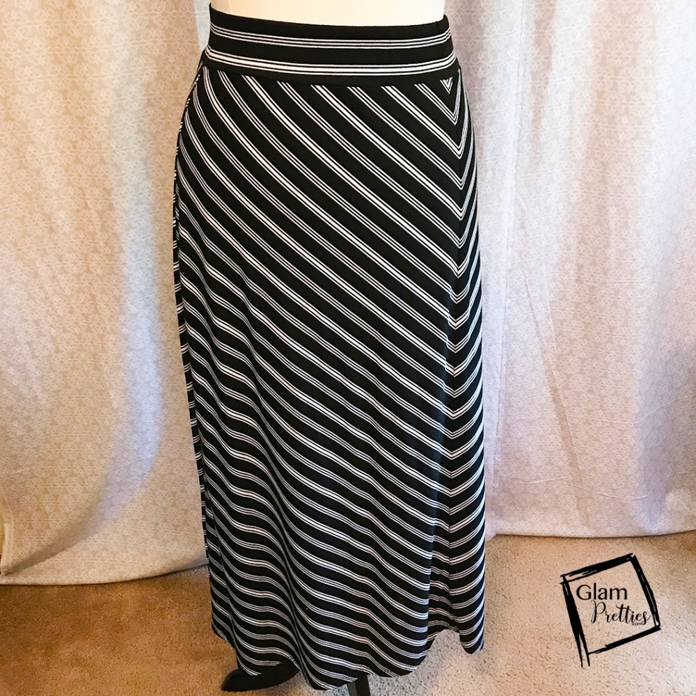 Faded Glory Black / White Chevron Knit Maxi Skirt